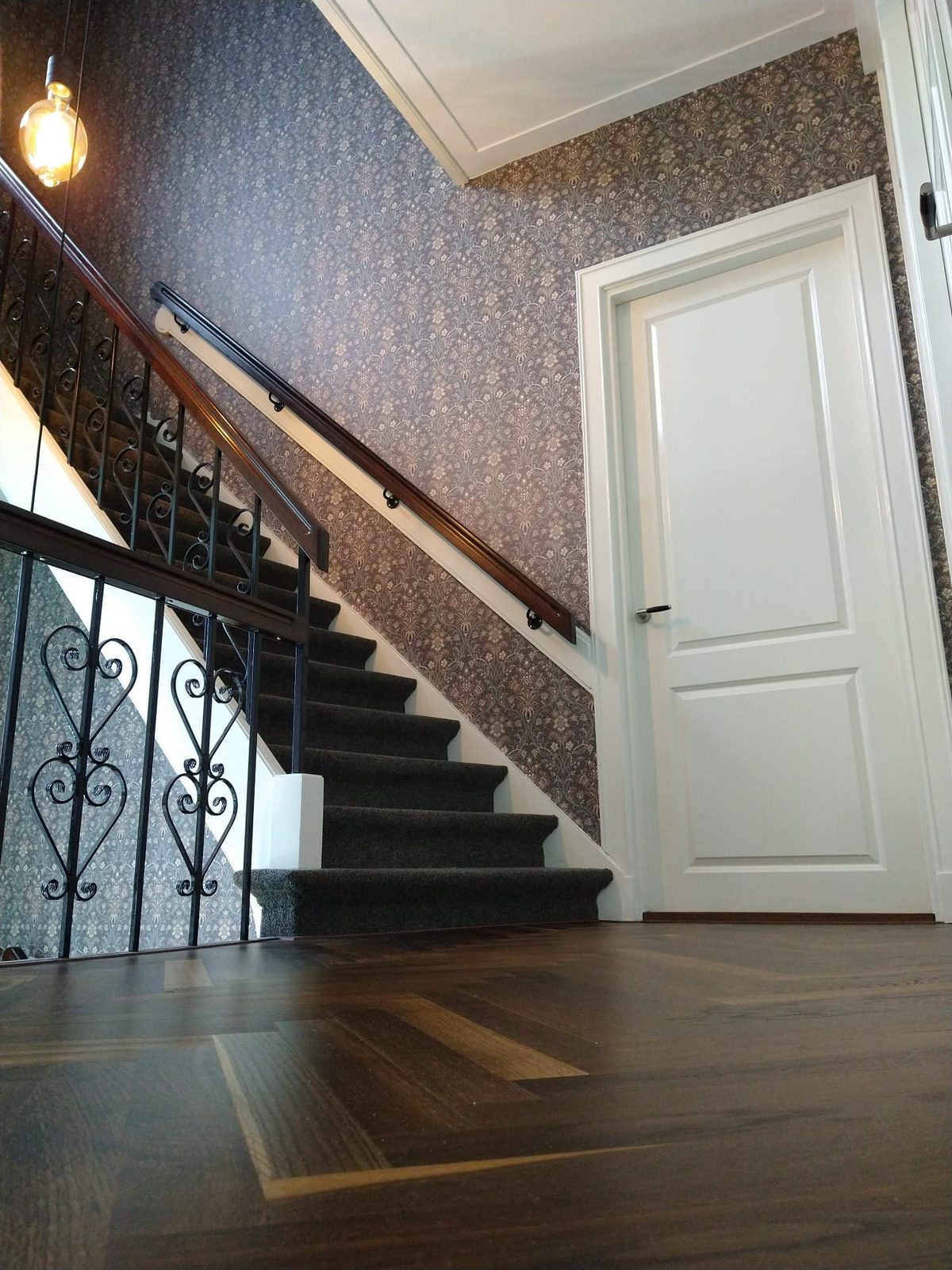 Behangwerk in trapopgang van herenhuis